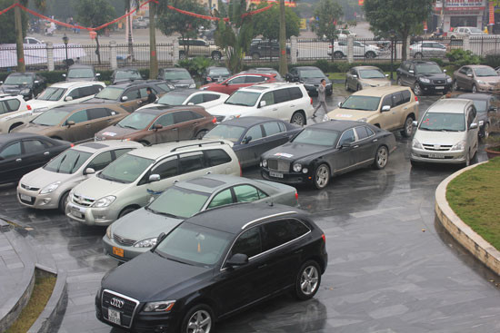 Những người tham dự đám cưới cho biết chú rể tên là Hoàng. Hoàng chơi bóng chuyền rất giỏi, anh hiện nay đang lái xe cho một doanh nghiệp có tầm cỡ ở Hà Tĩnh, là bằng hữu với nhiều đại gia ở xứ Nghệ và Hà Nội, Quảng Bình nên đám cưới có sự hiện diện của nhiều siêu xe như vậy.