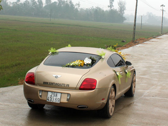 Bently mới toanh cũng tham gia cùng đám rước dâu