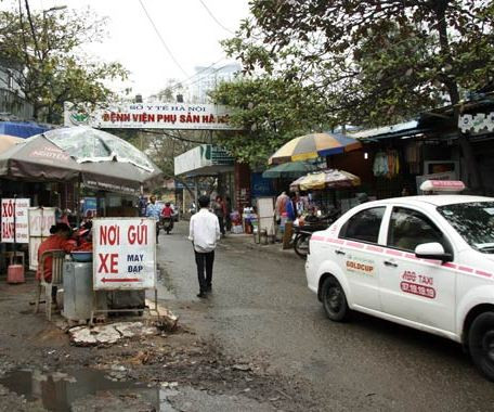 Đường ra vào bệnh viện bị "nuốt gọn" bởi hàng quán lấn chiếm Đường ra vào bệnh viện bị "nuốt gọn" bởi hàng quán lấn chiếm