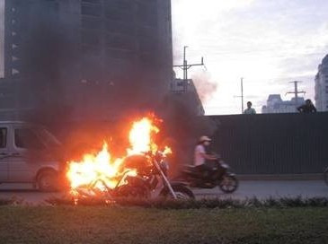 Đi đêm có ngày... cháy xe!cha Đi đêm có ngày... cháy xe!cha