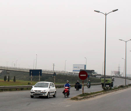 Cầu vượt Thanh Trì trên QL 5 - nơi xảy ra vụ việc . Cầu vượt Thanh Trì trên QL 5 - nơi xảy ra vụ việc .