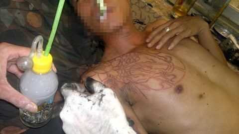 Một người đi xăm mấy người phục vụ Một người đi xăm mấy người phục vụ