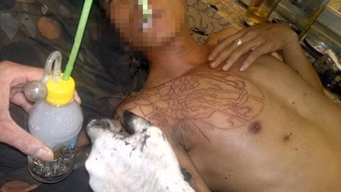 Một người đi xăm mấy người phục vụ