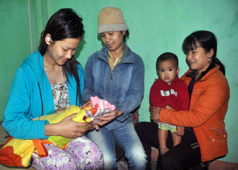 Hai bé sơ sinh trong vòng tay gia đình sau sự cố trao nhầm ảnh 1 Sáng nay, bạn bè đến chia vui cùng gia đình sản phụ Trần Thị Hồng Cẩm ở thôn 3, xã Nghĩa Lâm, huyện Tư Nghĩa(Quảng Ngãi) sau sự cố trao nhầm trẻ sơ sinh ở khoa Sản, Bệnh viện đa khoa Quảng Ngãi.