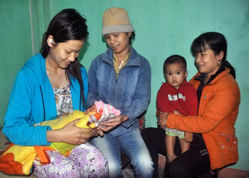 Sáng nay, bạn bè đến chia vui cùng gia đình sản phụ Trần Thị Hồng Cẩm ở thôn 3, xã Nghĩa Lâm, huyện Tư Nghĩa(Quảng Ngãi) sau sự cố trao nhầm trẻ sơ sinh ở khoa Sản, Bệnh viện đa khoa Quảng Ngãi.