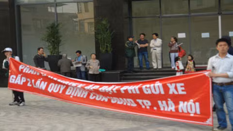 Dân ở tòa nhà 88 Láng Hạ tụ căng biểu ngữ phản đối giá trông xe quá cao.