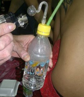 Đập đá khi xăm mình là mốt của dân chơi hiện nay Đập đá khi xăm mình là mốt của dân chơi hiện nay