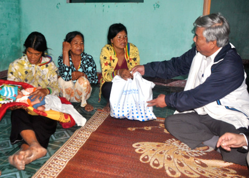 Hai bé sơ sinh trong vòng tay gia đình sau sự cố trao nhầm ảnh 9 Ông Nguyễn Tấn Hùng, Giám đốc Bệnh viện đa khoa Quảng Ngãi đến tận nhà xin lỗi, hỗ trợ quà cho gia đình chị Đinh Thị Hoái sau sự cố nữ hộ lý trao nhầm trẻ sơ sinh.