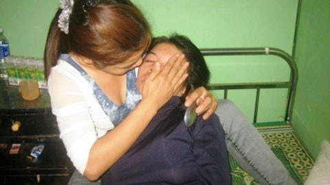 Nạn nhân Nguyễn Thị Phương bị ngất xỉu, phải nhập viện cấp cứu (Ảnh: vnn.vn) Nạn nhân Nguyễn Thị Phương bị ngất xỉu, phải nhập viện cấp cứu (Ảnh: vnn.vn)