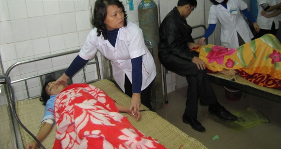 Các bác sỹ đang chăm sóc cho bệnh nhân tại Bệnh viện huyện Nam Đàn Các bác sỹ đang chăm sóc cho bệnh nhân tại Bệnh viện huyện Nam Đàn