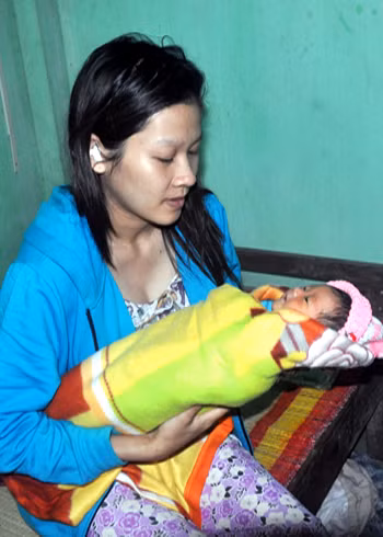 Chị Cẩm say sưa trò chuyện cùng con gái bé bỏng của mình sau khi xuất viện vào trưa ngày 8/12.