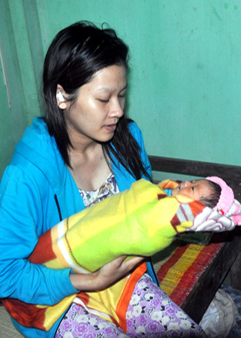 Hai bé sơ sinh trong vòng tay gia đình sau sự cố trao nhầm ảnh 2 Chị Cẩm say sưa trò chuyện cùng con gái bé bỏng của mình sau khi xuất viện vào trưa ngày 8/12.