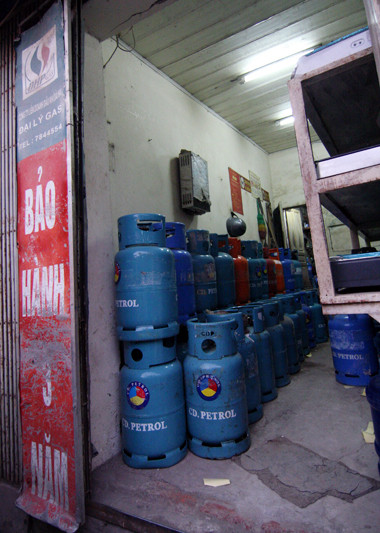 Cửa hàng gas đối diện chợ tạm Trung Hòa (Cầu Giấy) có lối đi hẹp nhưng để đầy bình gas. Ảnh: Lê Hiếu.