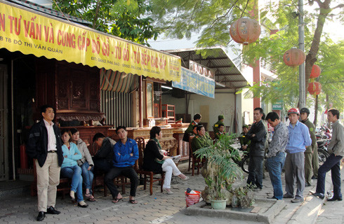 Đến cuối giờ chiều, vẫn còn nhiều người tụ tập đòi siết nợ tại căn nhà số 32BT8, Khu đô thị Văn Quán. Ảnh: N.M