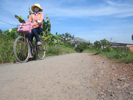 Đường làng ở xã Nhị Thành được “nhựa hóa” từ bê tông đường cao tốc. Đường làng ở xã Nhị Thành được “nhựa hóa” từ bê tông đường cao tốc.