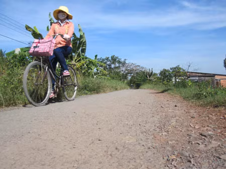 Đường làng ở xã Nhị Thành được “nhựa hóa” từ bê tông đường cao tốc.