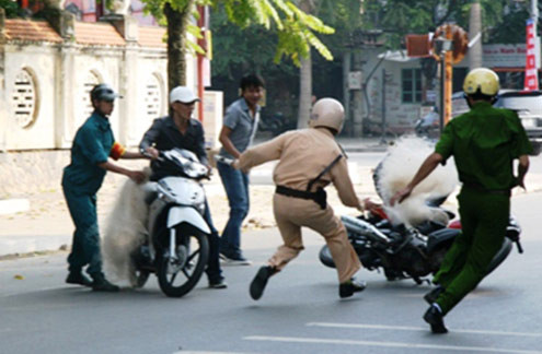 Cảnh sát quăng lưới bắt người vi phạm giao thông. Ảnh: Lê Hoàng. Cảnh sát quăng lưới bắt người vi phạm giao thông. Ảnh: Lê Hoàng.