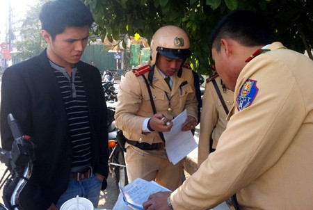 Lái xe tự xưng là cháu Giám đốc CAHN, có thái độ thách thức tổ công tác 141. Lái xe tự xưng là cháu Giám đốc CAHN, có thái độ thách thức tổ công tác 141.