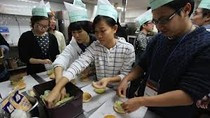 Du học sinh làm thêm tại các xưởng làm đồ ăn nhanh (Ảnh minh họa) Du học sinh làm thêm tại các xưởng làm đồ ăn nhanh (Ảnh minh họa)
