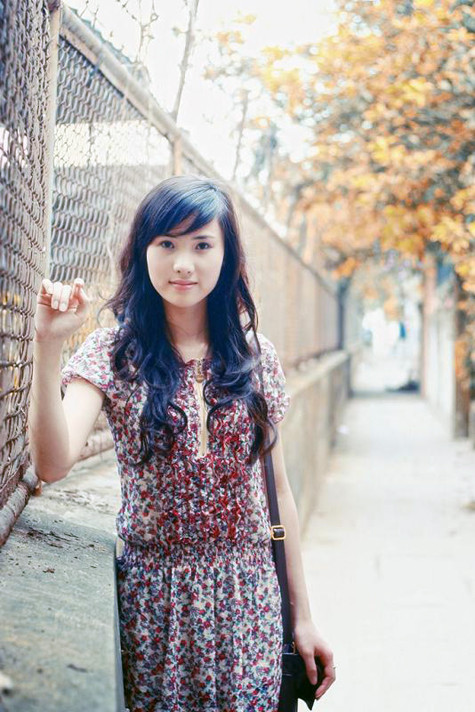 Năm ngoái Hà Anh mới chỉ được phụ mẹ lau rửa lá bánh thôi