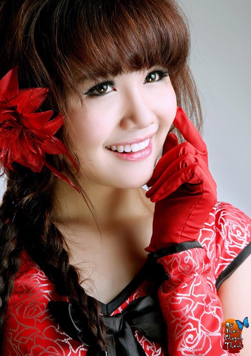 Xin âu lo không về qua đây Xin thương yêu dâng thành mê say Xin cho ta nhìn ngắm lung linh từ đáy đôi mắt rất trong