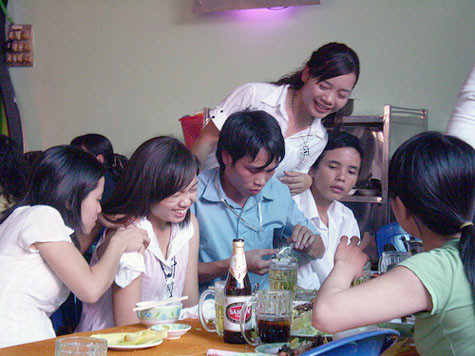 Nhiều sinh viên tranh thủ làm người yêu để kiếm thêm tiền dịp Tết. Tuy dễ kiếm nhưng cũng dễ mất mình (Ảnh minh họa)