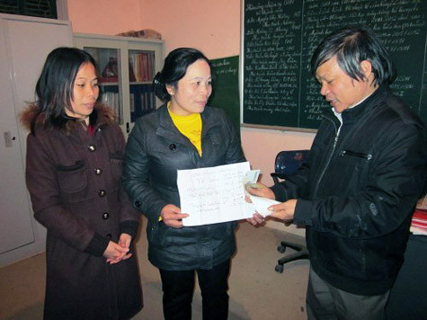 "Chúng tôi muốn tận tay trao cho đồng bào mình hơi ấm" "Chúng tôi muốn tận tay trao cho đồng bào mình hơi ấm"