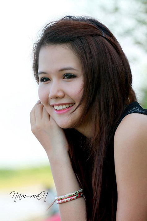 Bàn tay em là cánh sen thơm ướp trong vòng đêm mái tóc Nụ thanh xuân còn ấp e nơi nếp xinh áo lụa thơ ngây