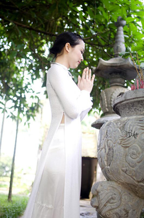 Vân Anh thướt tha trong tà áo dài đi cầu duyên ngày đầu năm Vân Anh thướt tha trong tà áo dài đi cầu duyên ngày đầu năm
