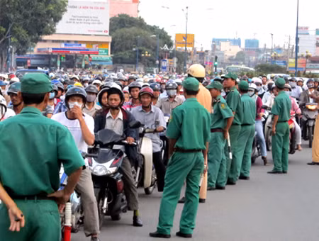 Hàng chục CSGT, TNXP nỗ lực phân làn