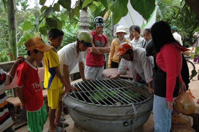 Người dân hiếu kì đến xem cá mọc chữ trên đầu Người dân hiếu kì đến xem cá mọc chữ trên đầu