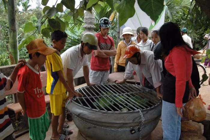 Người dân hiếu kì đến xem cá mọc chữ trên đầu Người dân hiếu kì đến xem cá mọc chữ trên đầu