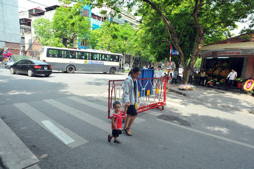 Phố Ông Ích Khiêm đoạn từ ngã tư Ngọc Hà tới phố Chùa Một Cột cũng là một trong ba tuyến đi bộ đầu tiên ở Hà Nội.