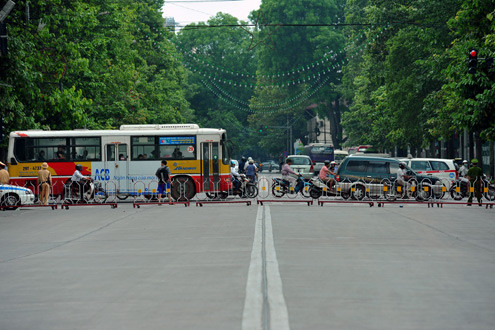 Hàng rào dựng lên ở đầu phố cấm phục vụ người dân vào thăm lăng Bác.