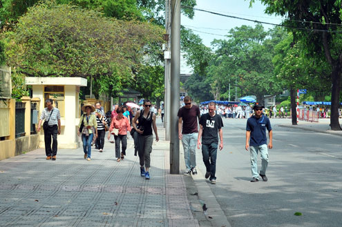 Người đi bộ ở tuyến phố này chủ yếu là du khách thăm lăng Bác.