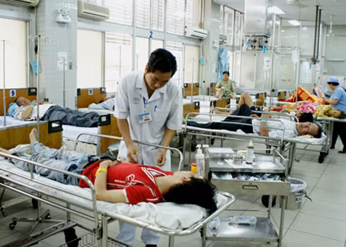 Nhiều bệnh nhân đến khoa cấp cứu Bệnh viện Chợ Rẫy TP HCM trong tình trạng muộn, một trong những nguyên nhân do kẹt xe. Ảnh minh họa: Thiên Chương.