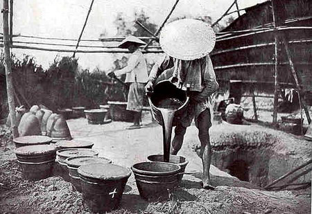 Đổ đường mía vào khuôn. Đổ đường mía vào khuôn.