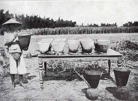 Sản xuất đường mía theo kiểu thủ công. Sản xuất đường mía theo kiểu thủ công.
