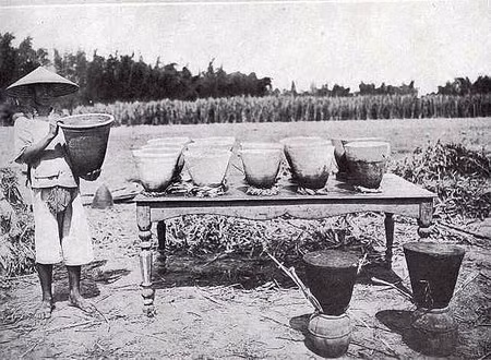 Sản xuất đường mía theo kiểu thủ công.