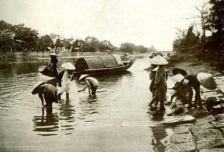 Mọi hoạt động sống của người An Nam diễn ra quanh các bến nước. Mọi hoạt động sống của người An Nam diễn ra quanh các bến nước.