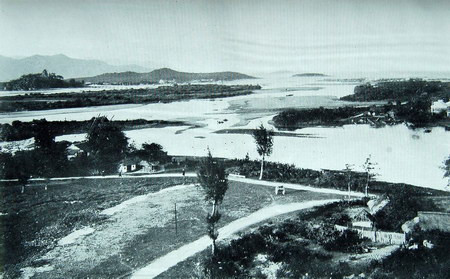 .(Trong ảnh: Vịnh Nha Trang.) .(Trong ảnh: Vịnh Nha Trang.)