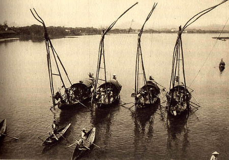 Những chiếc thuyền chở lính An Nam. Những chiếc thuyền chở lính An Nam.