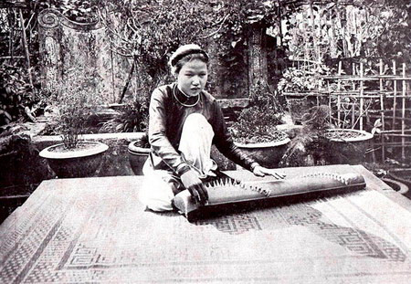Người phụ nữ chơi đàn tam thập lục. Người phụ nữ chơi đàn tam thập lục.