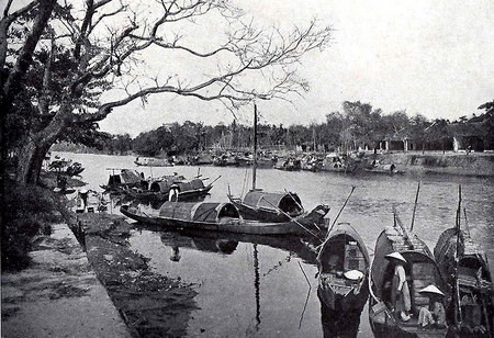 Những con thuyền tam bản. Những con thuyền tam bản.