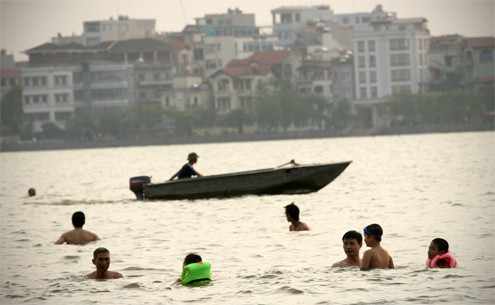 Khu vực bãi tắm này rất nông, cách bờ 20m nhưng nước chỉ sâu 1-1,8 mét. Nhiều gia đình cẩn thận chuẩn bị phao cho trẻ. Khu vực bãi tắm này rất nông, cách bờ 20m nhưng nước chỉ sâu 1-1,8 mét. Nhiều gia đình cẩn thận chuẩn bị phao cho trẻ.