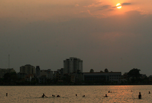 17h ngày 2/5 nhiệt độ Hà Nội vẫn gần 40 độ C, nhiều người dân đổ về góc hồ Tây thuộc phường Quảng Bá 17h ngày 2/5 nhiệt độ Hà Nội vẫn gần 40 độ C, nhiều người dân đổ về góc hồ Tây thuộc phường Quảng Bá