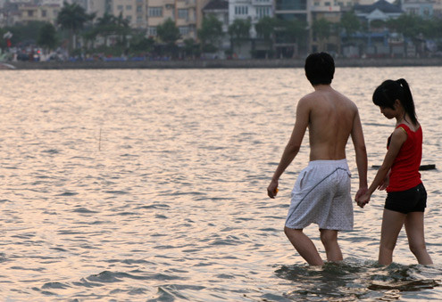 Đôi bạn trẻ dắt tay nhau ra hồ để tắm. Đôi bạn trẻ dắt tay nhau ra hồ để tắm.