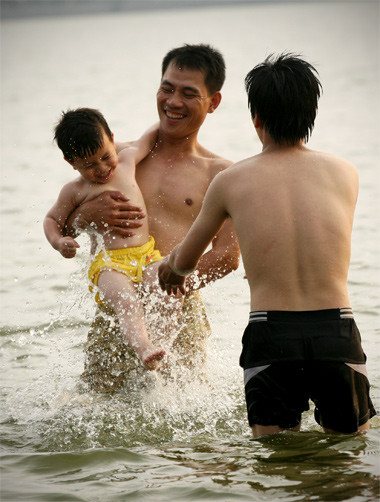 Cha con đùa nghịch cùng làn nước mát lạnh. Cha con đùa nghịch cùng làn nước mát lạnh.