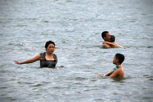 Không chỉ đàn ông, nhiều phụ nữ cũng tham gia bơi lội. Không chỉ đàn ông, nhiều phụ nữ cũng tham gia bơi lội.