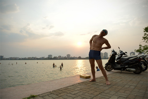 Khởi động kỹ trước khi xuống hồ Khởi động kỹ trước khi xuống hồ